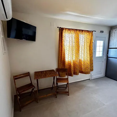 Konukevi Kotronia 3*