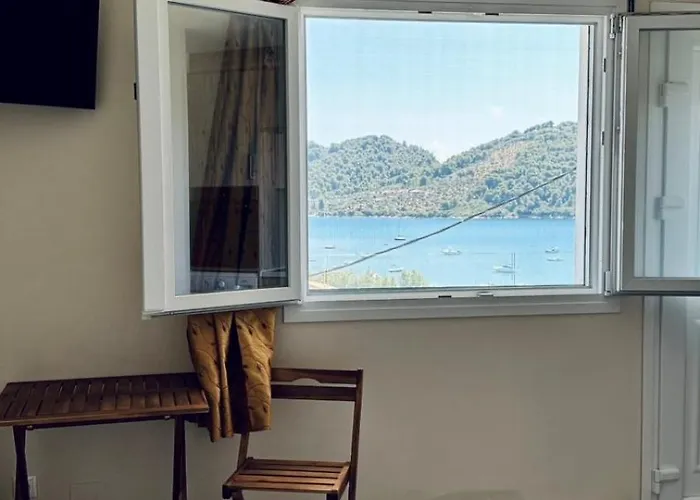 Kotronia Konukevi İskados