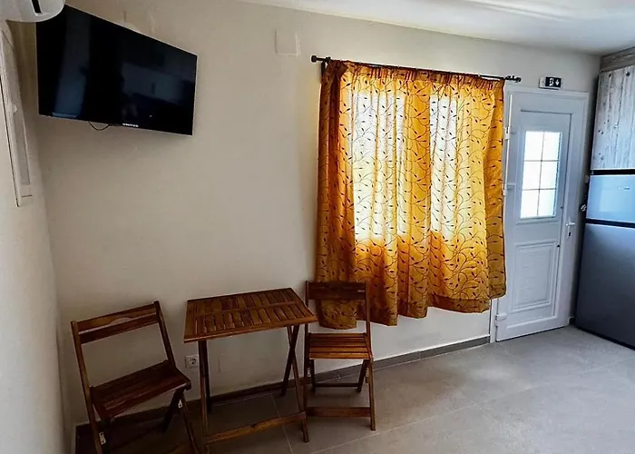 Konukevi Kotronia 3*